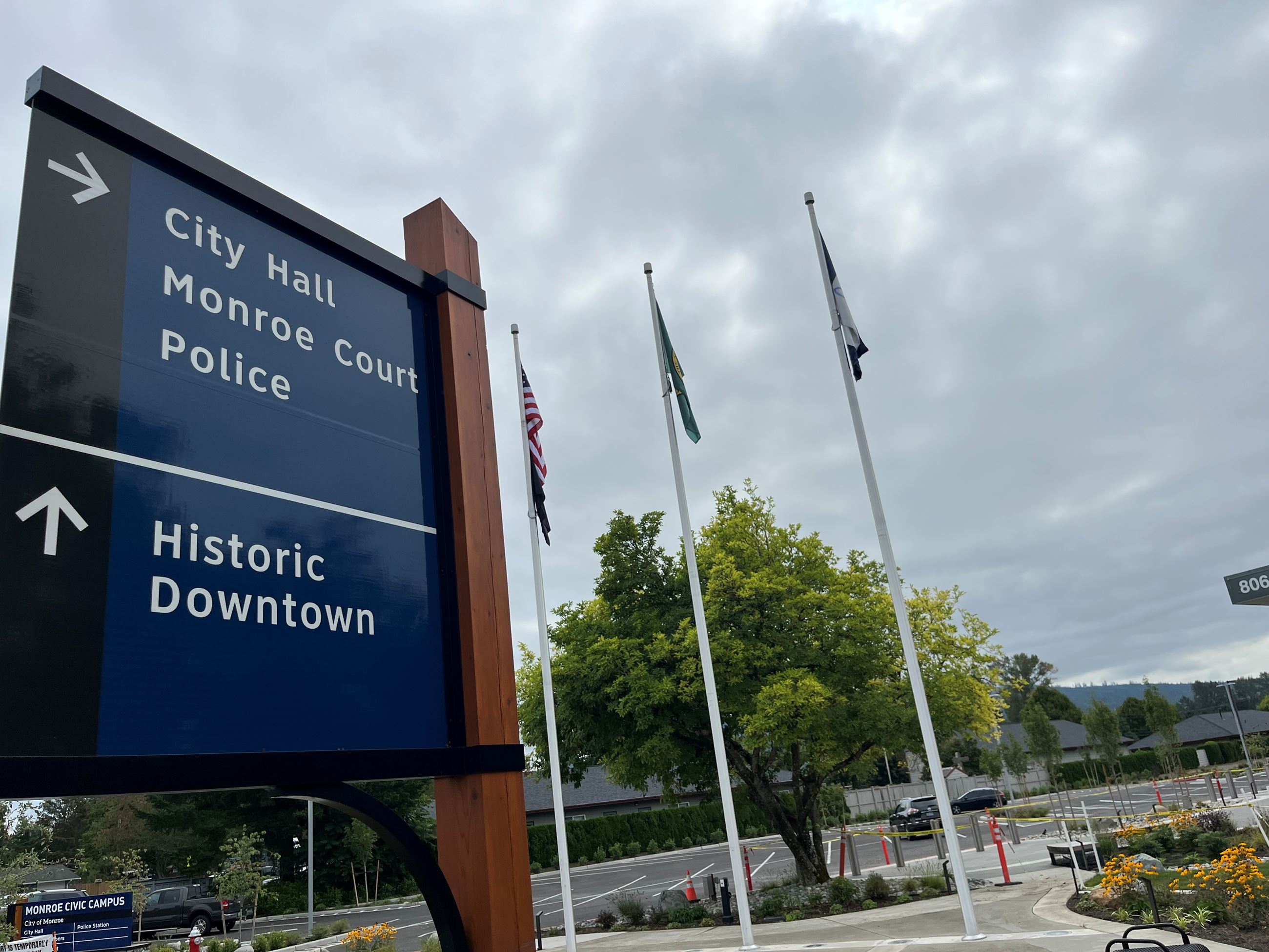 EXT-DirectorySign-Flags090825