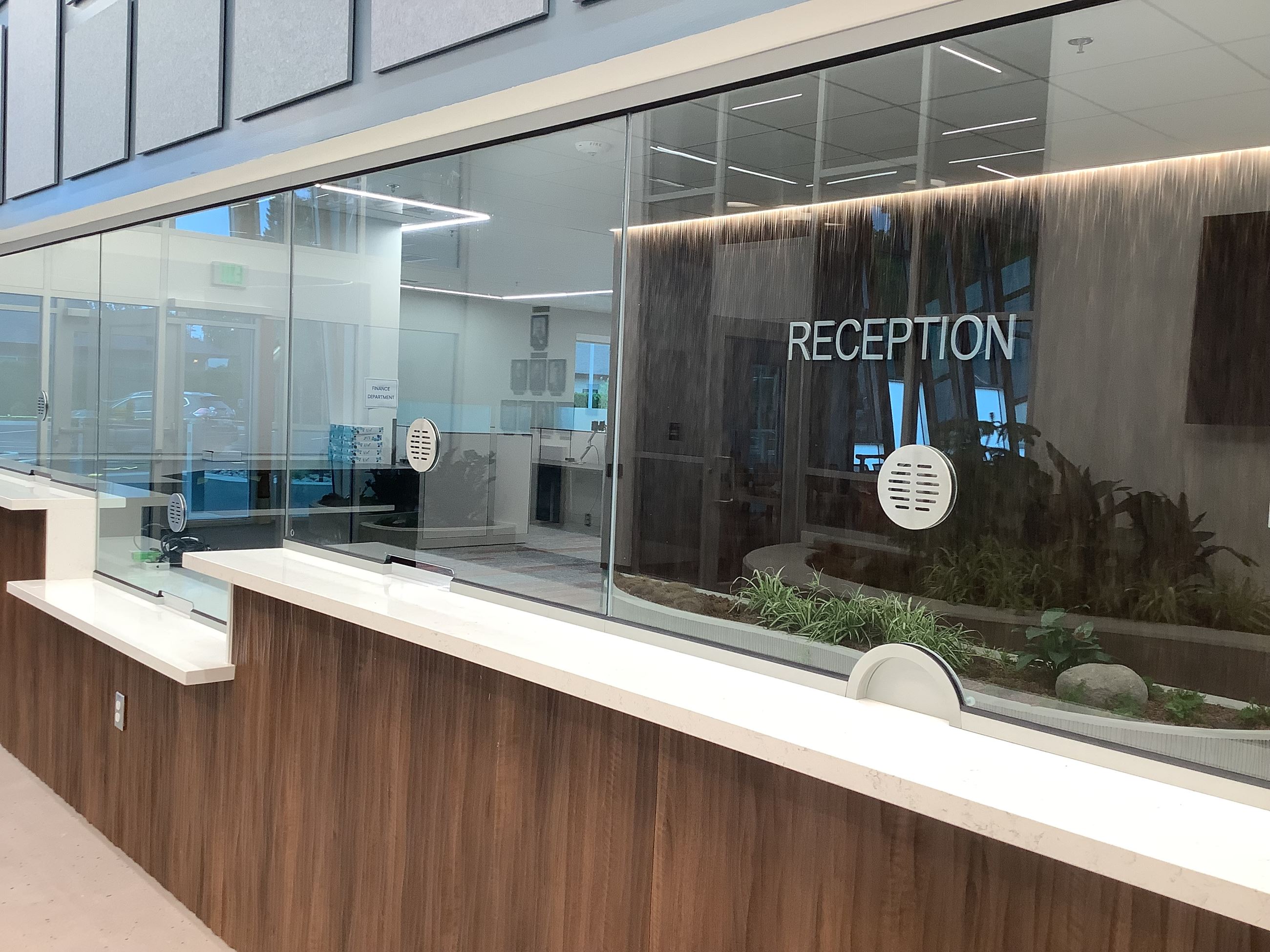 INT-MainReceptWindow1-090825